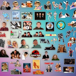 Może przedstawiać: Kolaż naklejek z film&oacute;w przedstawiających postacie i sceny z popularnych film&oacute;w, takich jak Jurassic Park, Kr&oacute;l Lew, Hook i Happy Gilmore. Naklejki znajdują się na jasnoniebieskim tle.