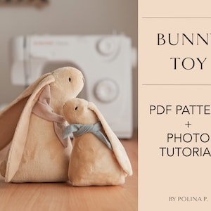 以下が含まれることがあります： ウサギのぬいぐるみを作るためのPDFパターンと写真付きチュートリアル。画像には、ベージュの毛皮と青いアクセントが付いた、2つのぬいぐるみウサギが写っています。1つは他方よりも大きいです。テキスト「BUNNY TOY」と「PDF PATTERN + PHOTO TUTORIAL」は、ピーチ色の背景に表示されています。