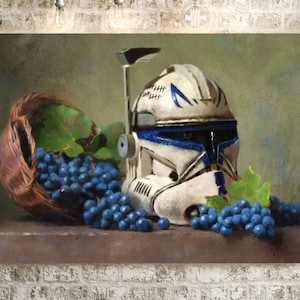 Könnte beinhalten: Ein Stillleben mit einem blau-weißen Star Wars Klonkrieger-Helm, einem Korb mit Trauben und grünen Weinblättern auf einer braunen Oberfläche.