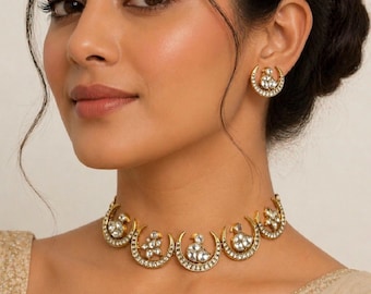 Conjunto de gargantilla Paachi Kundan con diseño de luna creciente y colibríes, chapado en oro de 22 quilates.