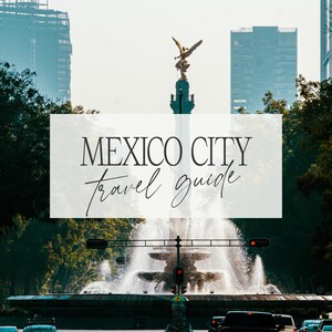 Puede incluir: Una guía de viaje para la Ciudad de México con una foto de una fuente y una estatua de un ángel en el fondo.