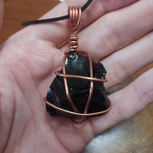 Collar con trozos de obsidiana negra