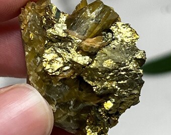 95 mm 365 g 光沢のある金色の黄銅鉱と菱鉄鉱、中国産天然鉱物標本