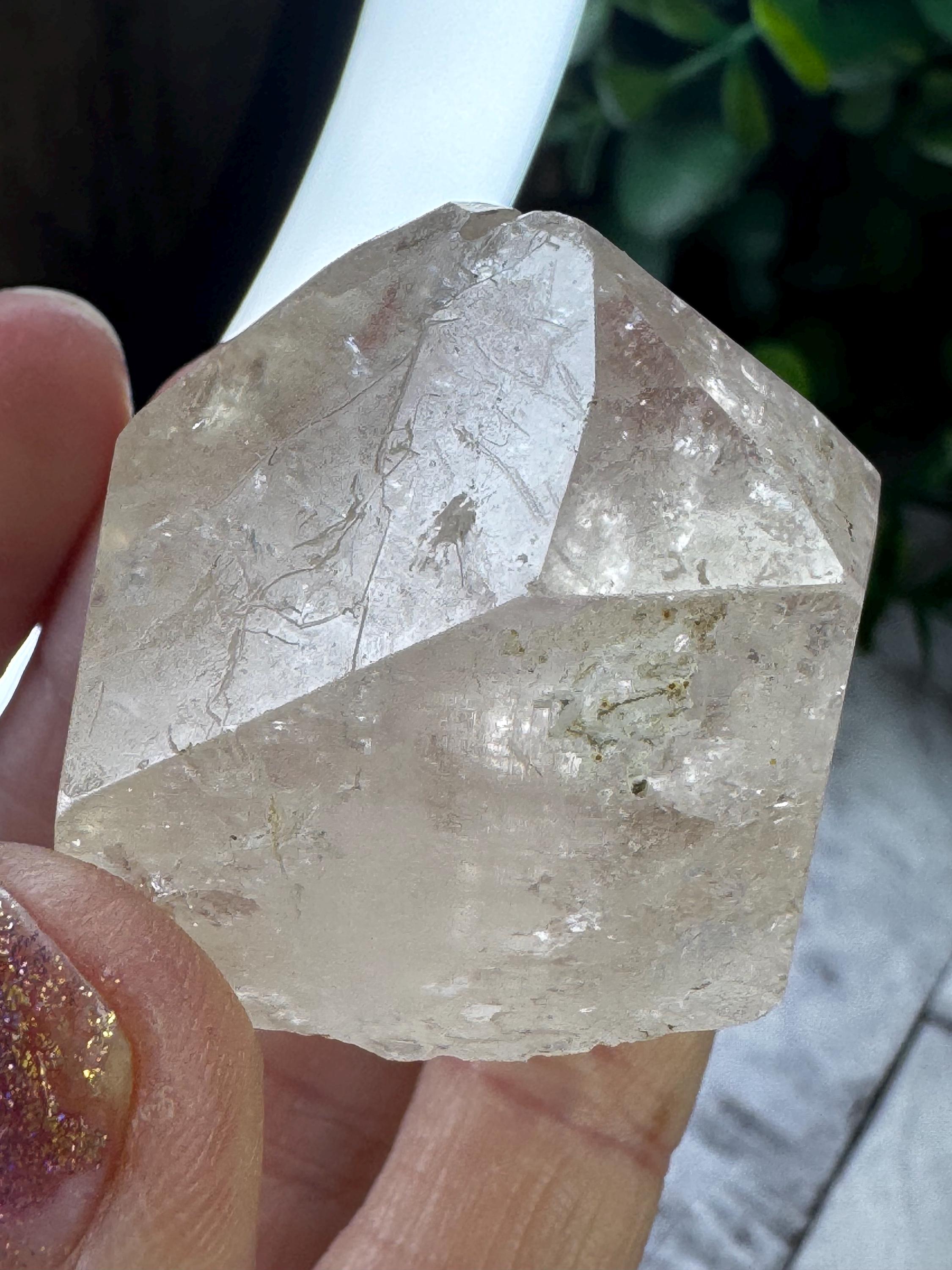 パキスタン、スカルドゥ産ゴールデントパーズ：最小ミニチュアサイズ