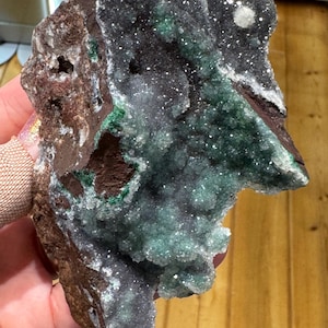 Drusen Quarz auf Malachit und Dolomit mit roter Dolomit-Matrix aus Likasi, Kongo: CAB Cabochon Größe 252g