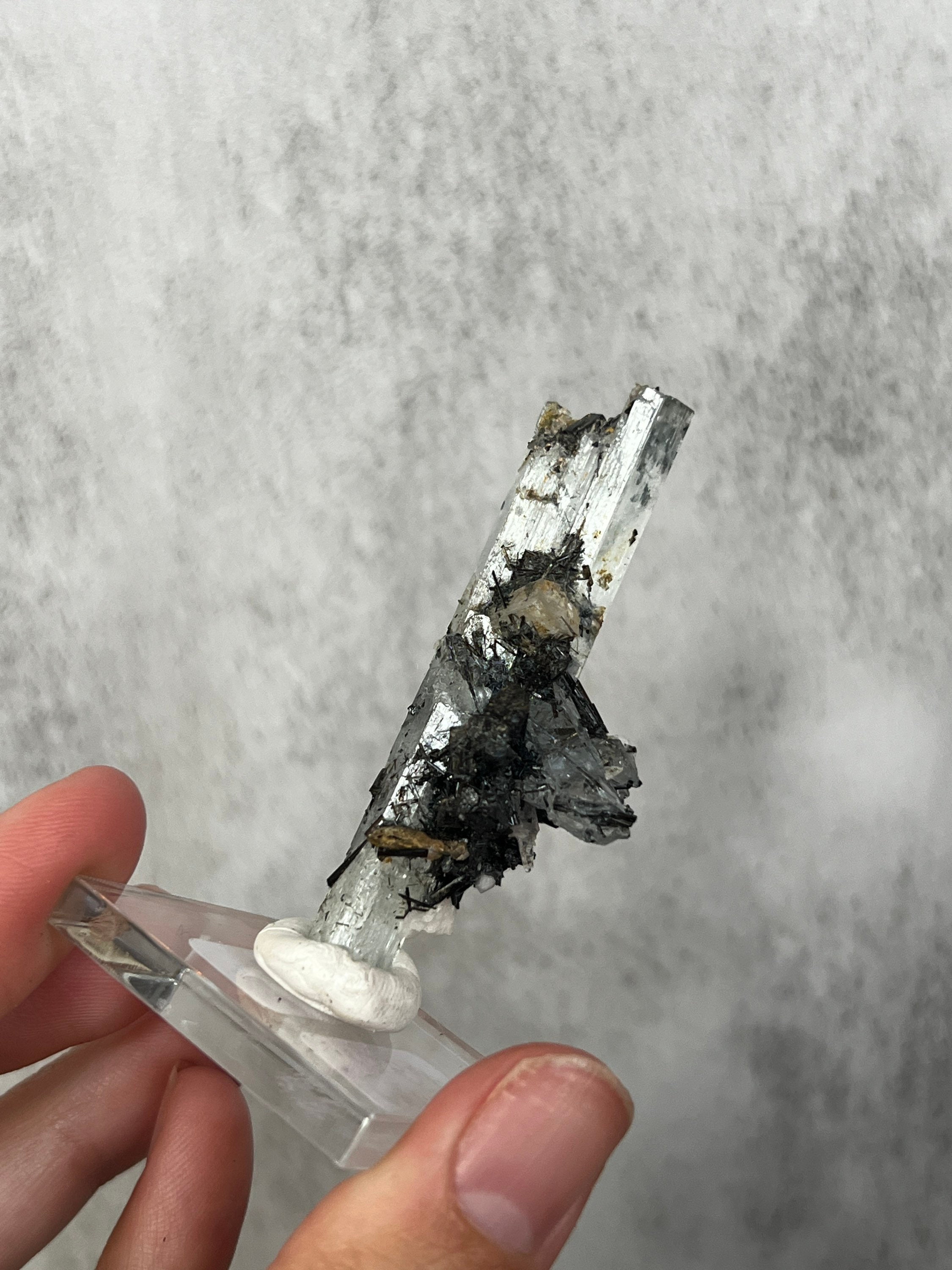 専用ページ パキスタン スカルドゥ シガール渓谷産 ライトスモーキーツイン パキスタン、スカルドゥ、シガール渓谷産の見事なアクアマリンと