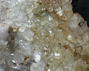 インド、ヒマーチャル・プラデーシュ州産の輝くヒマラヤ水晶センター