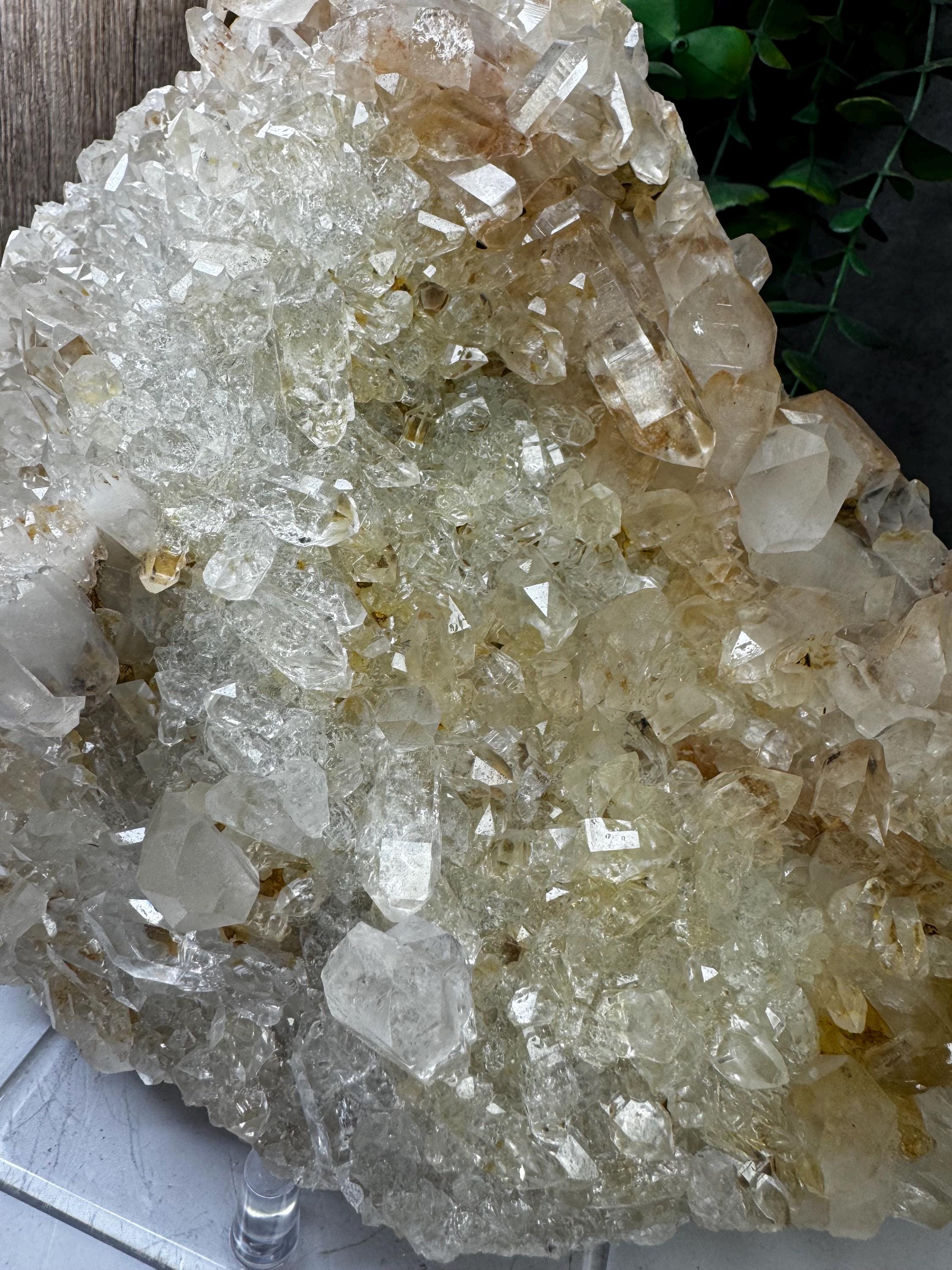 インド、ヒマーチャル・プラデーシュ州産の輝くヒマラヤ水晶センター