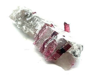 ブラジル、ミナスジェライス産のマルチカラー ピンク ルベライト