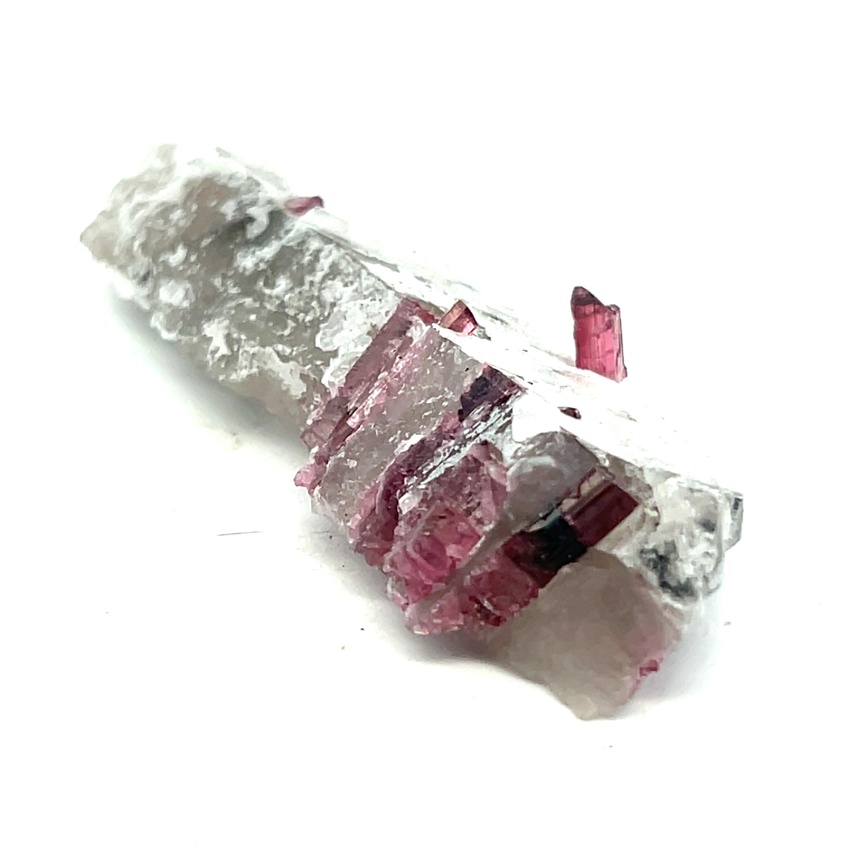 ブラジル、ミナスジェライス産のマルチカラー ピンク ルベライト