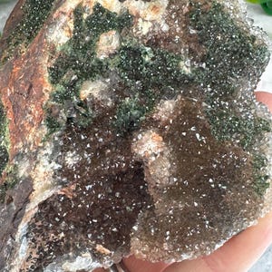 Drusy Dolomit auf Hämatit mit Libethenit aus Shituri, Kongo: CAB Cabochon Größe 374g