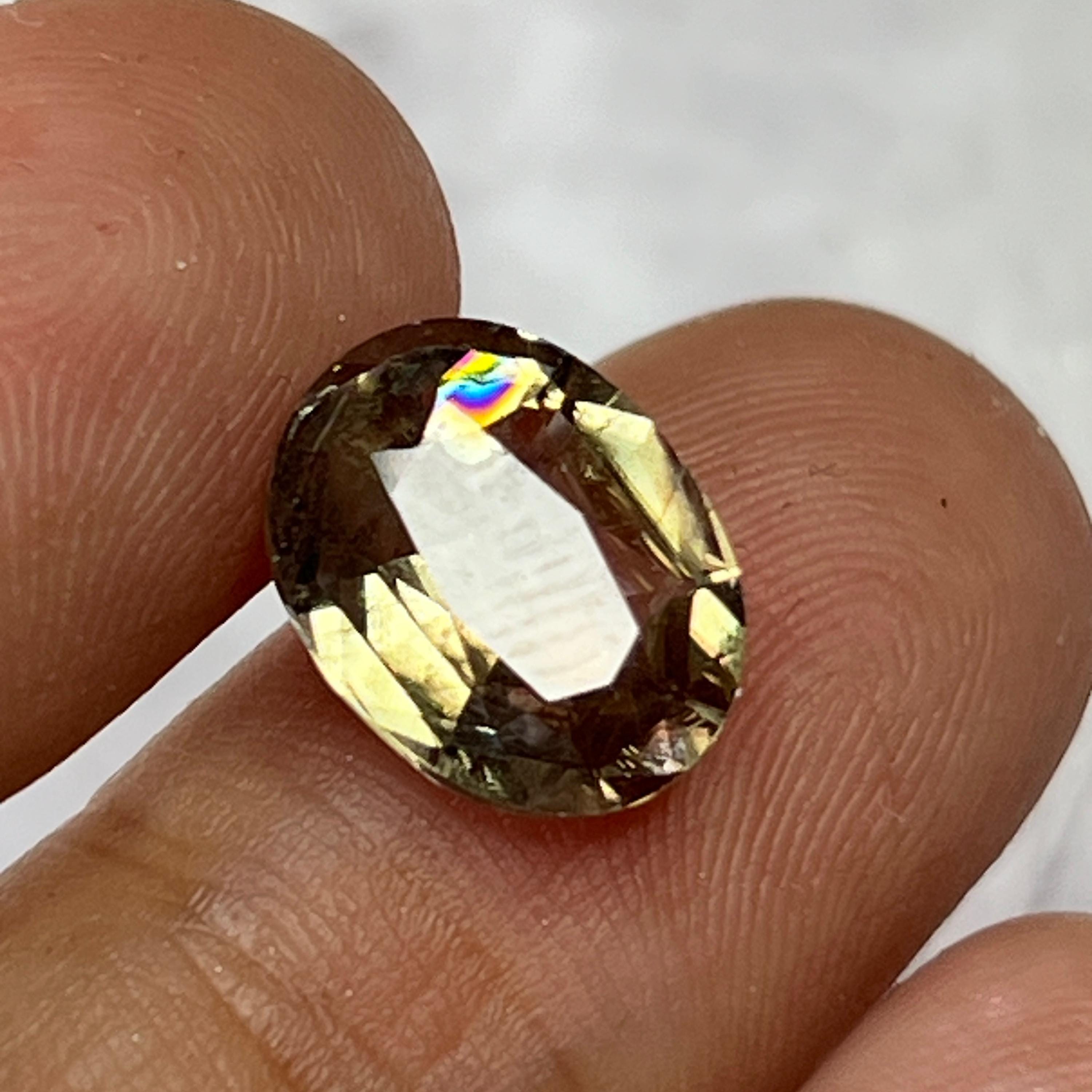 希少なファセットカットのズルタナイト宝石：色が変わるダイアスポア