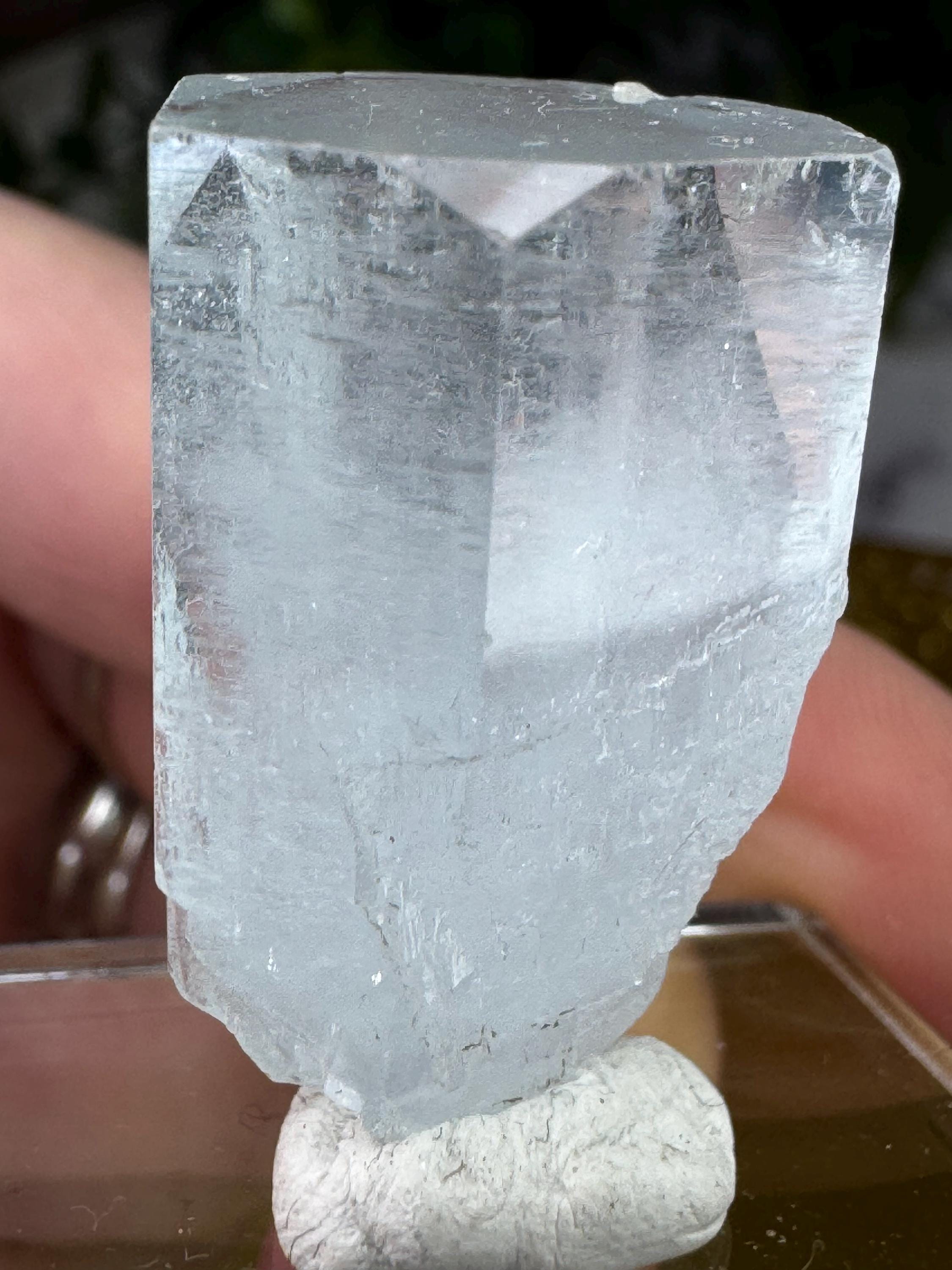 パキスタン、スカルドゥ、シガール渓谷産の見事なアクアマリン: 最小