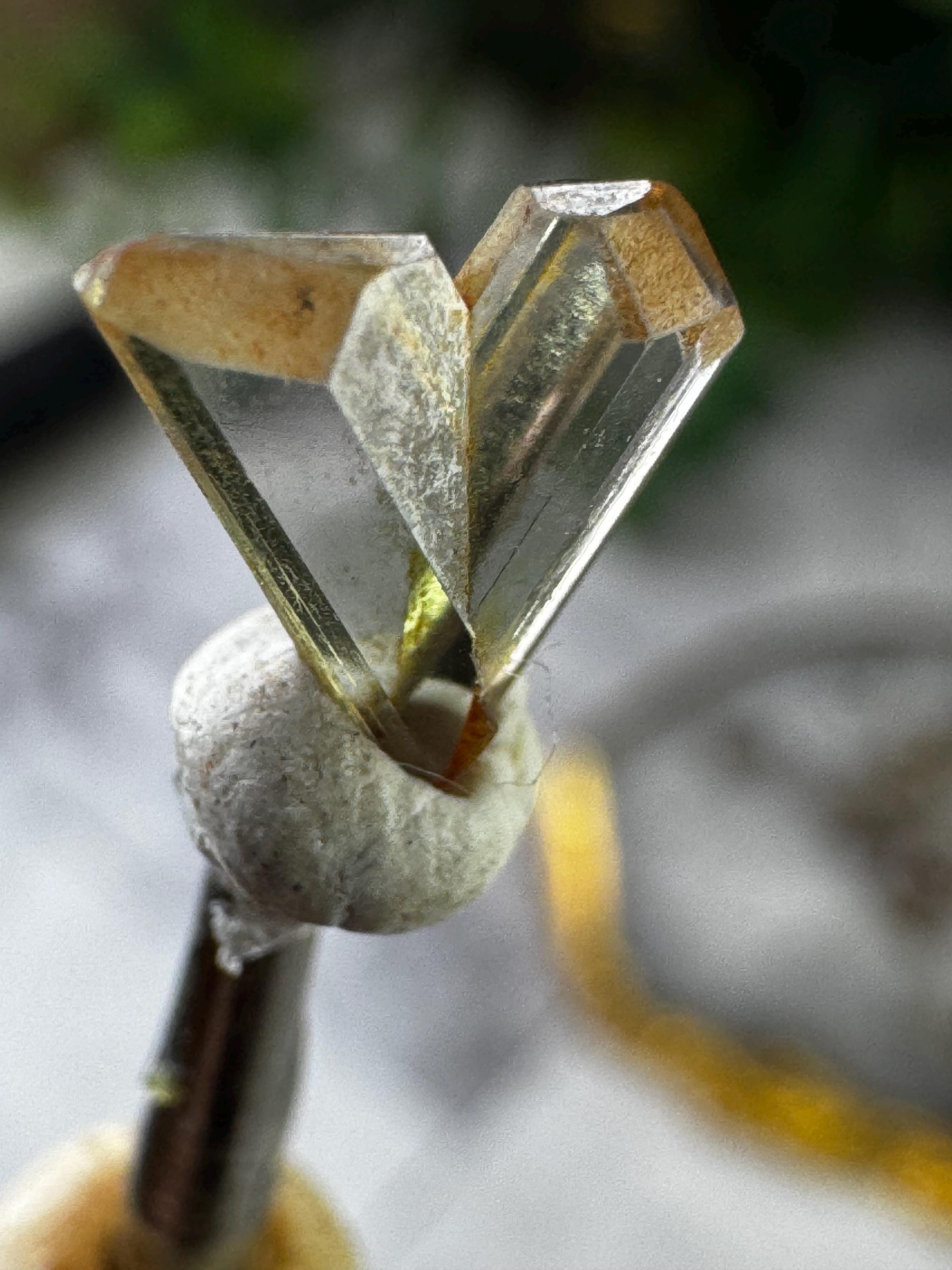 希少なズルタナイト双晶標本：トルコ産の色が変わるダイアスポア