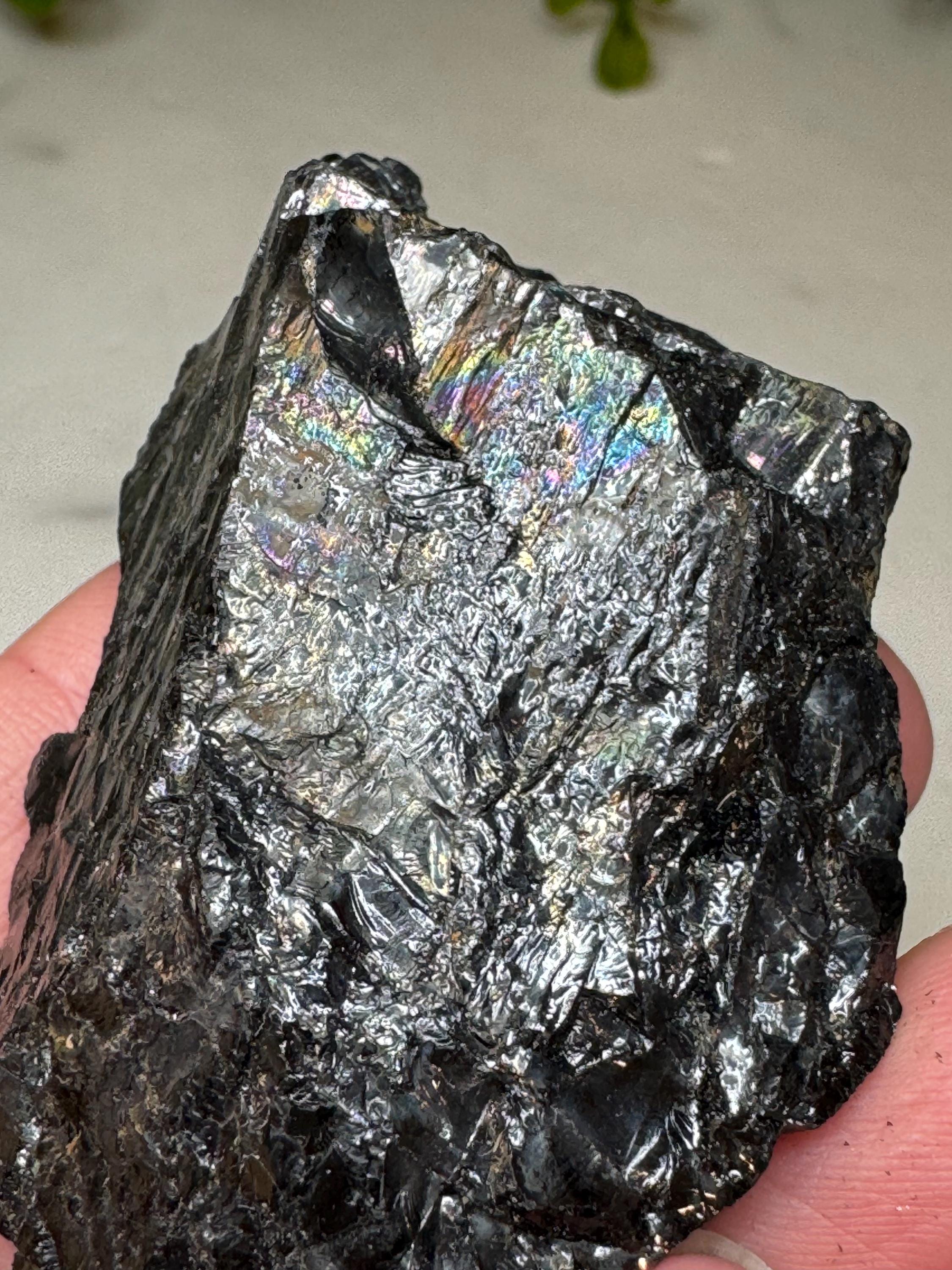 ブラジル、ミナスジェライス産の天然虹色/レインボーブラック