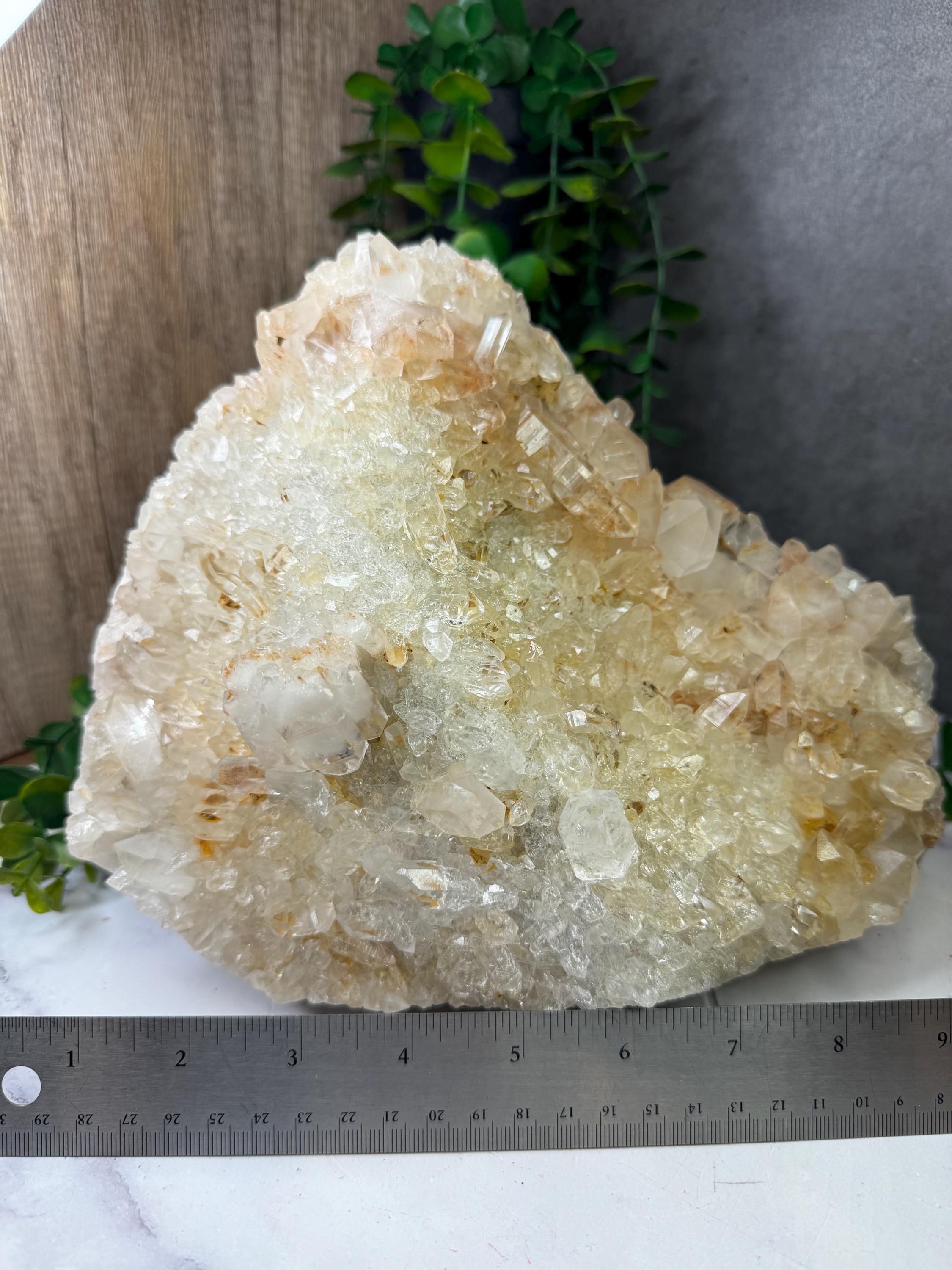 インド、ヒマーチャル・プラデーシュ州産の輝くヒマラヤ水晶