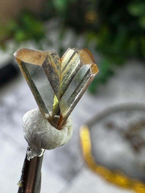 希少なズルタナイト双晶標本：トルコ産の色が変わるダイアスポア