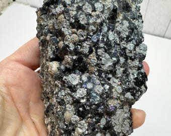 希少なズルタナイト双晶標本：トルコ産の色が変わるダイアスポア