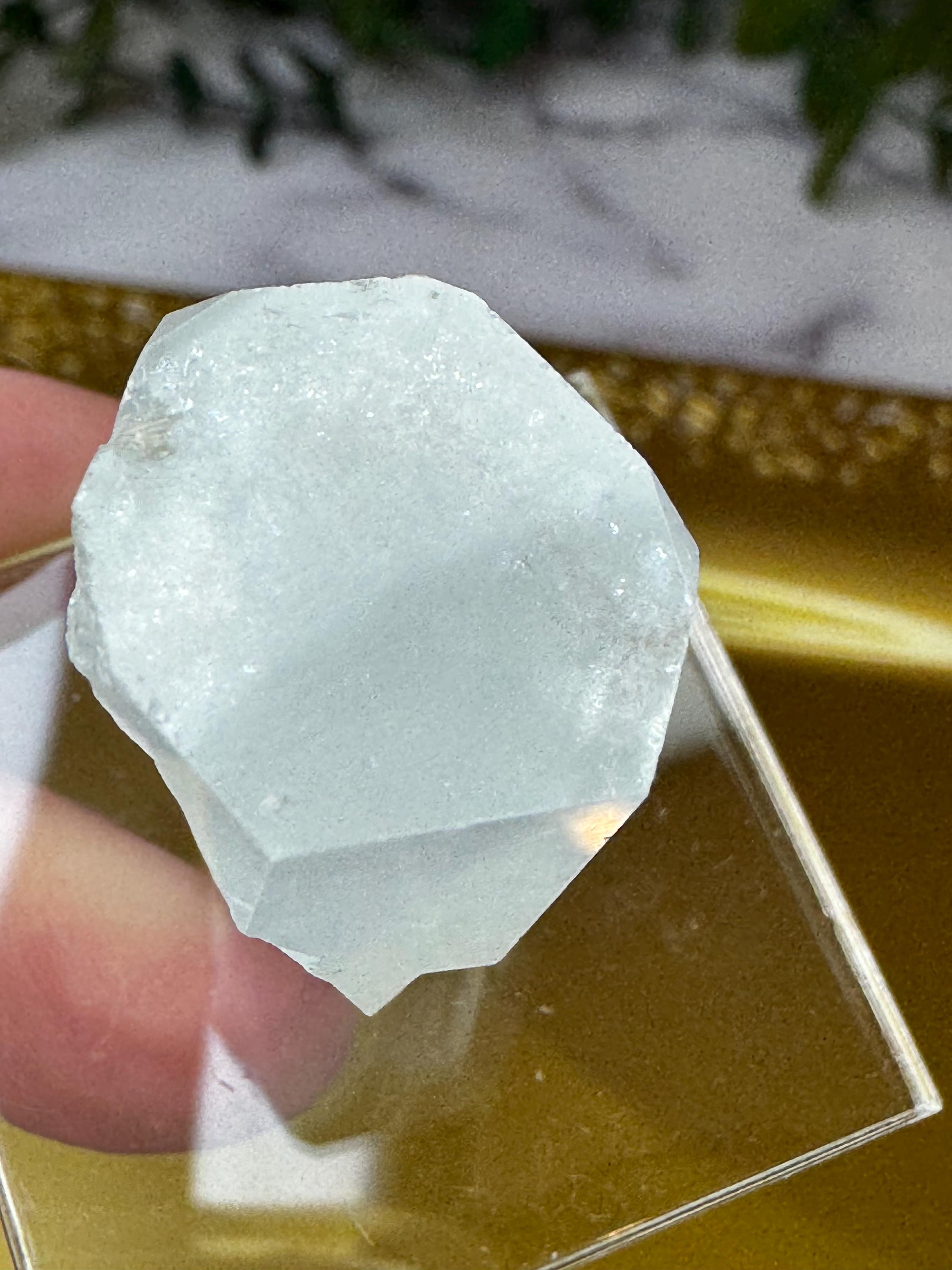 パキスタン、スカルドゥ、シガール渓谷産の見事なアクアマリン: 最小