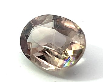 希少なファセットカットのズルタナイト宝石：色が変わるダイアスポア