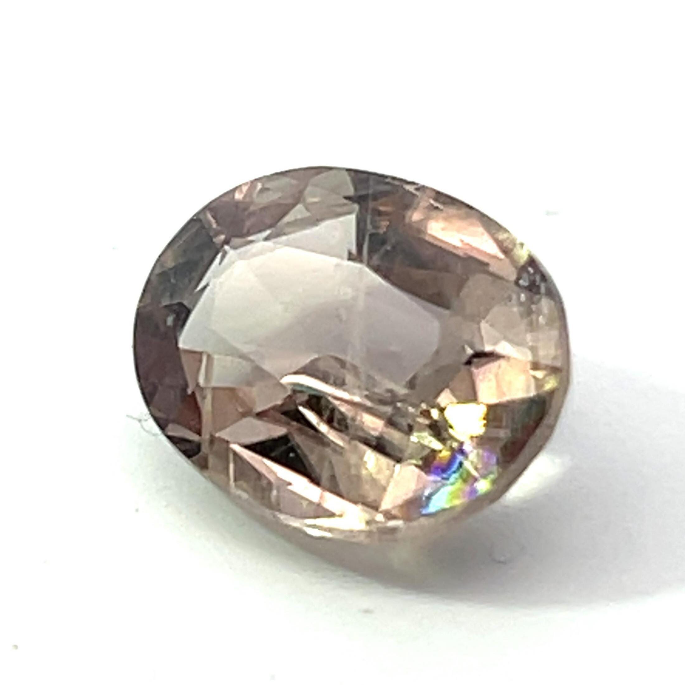 希少なファセットカットのズルタナイト宝石：色が変わるダイアスポア