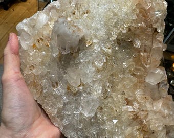 インド、ヒマーチャル・プラデーシュ州産の輝くヒマラヤ水晶センター