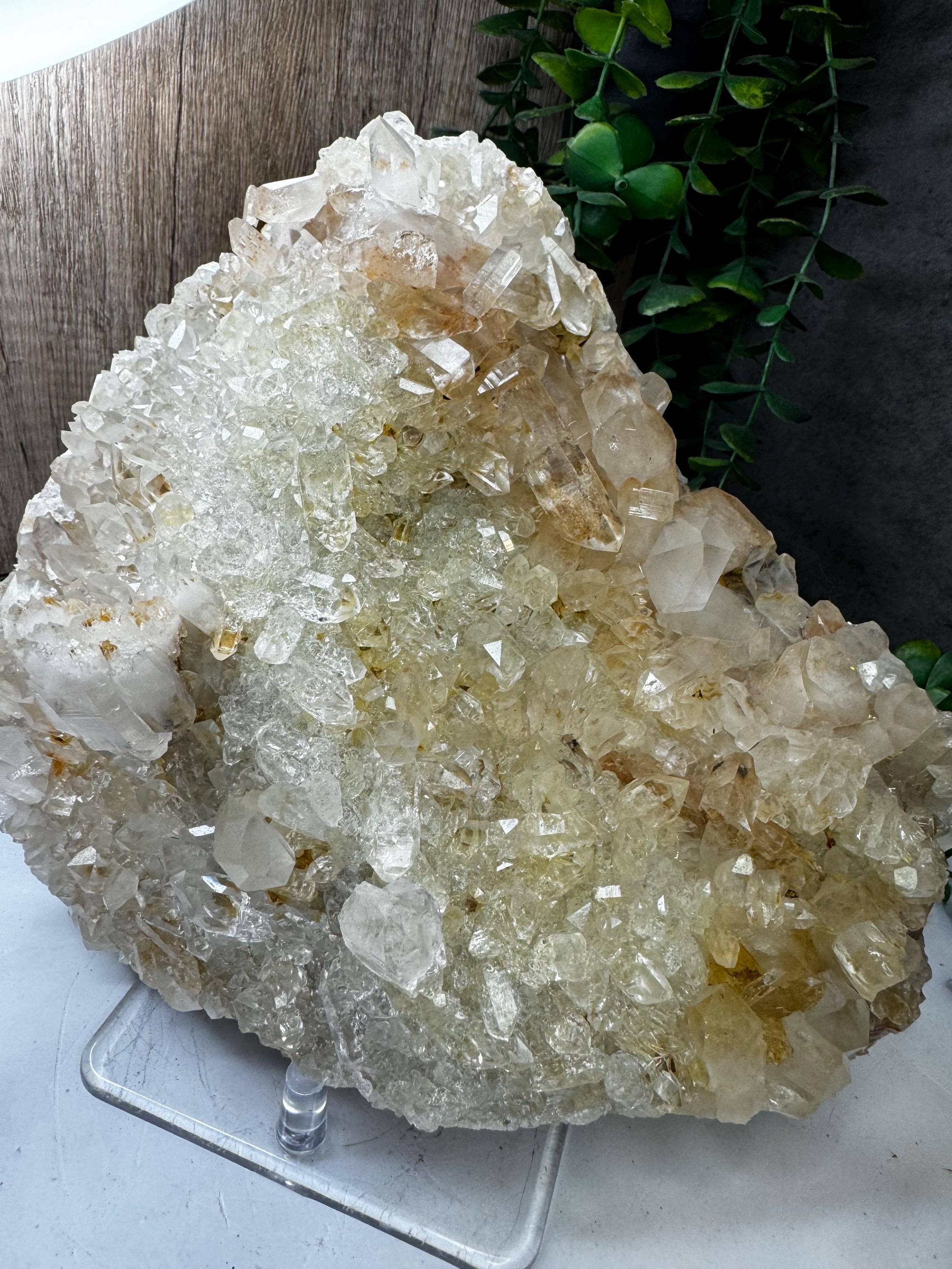 インド、ヒマーチャル・プラデーシュ州産の輝くヒマラヤ水晶センター