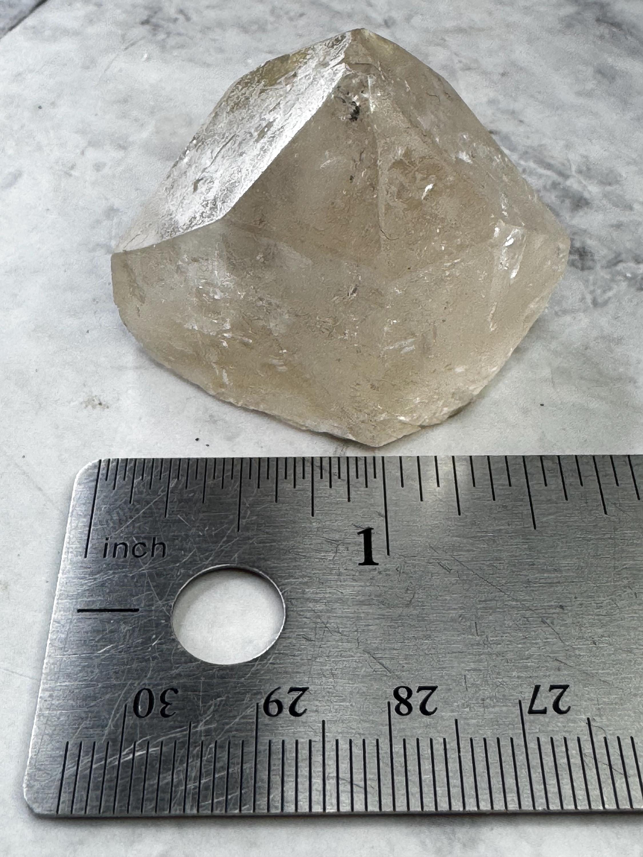 パキスタン、スカルドゥ産ゴールデントパーズ：最小ミニチュアサイズ