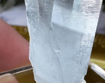 パキスタン、スカルドゥ、シガール渓谷産の見事なアクアマリン: 最小