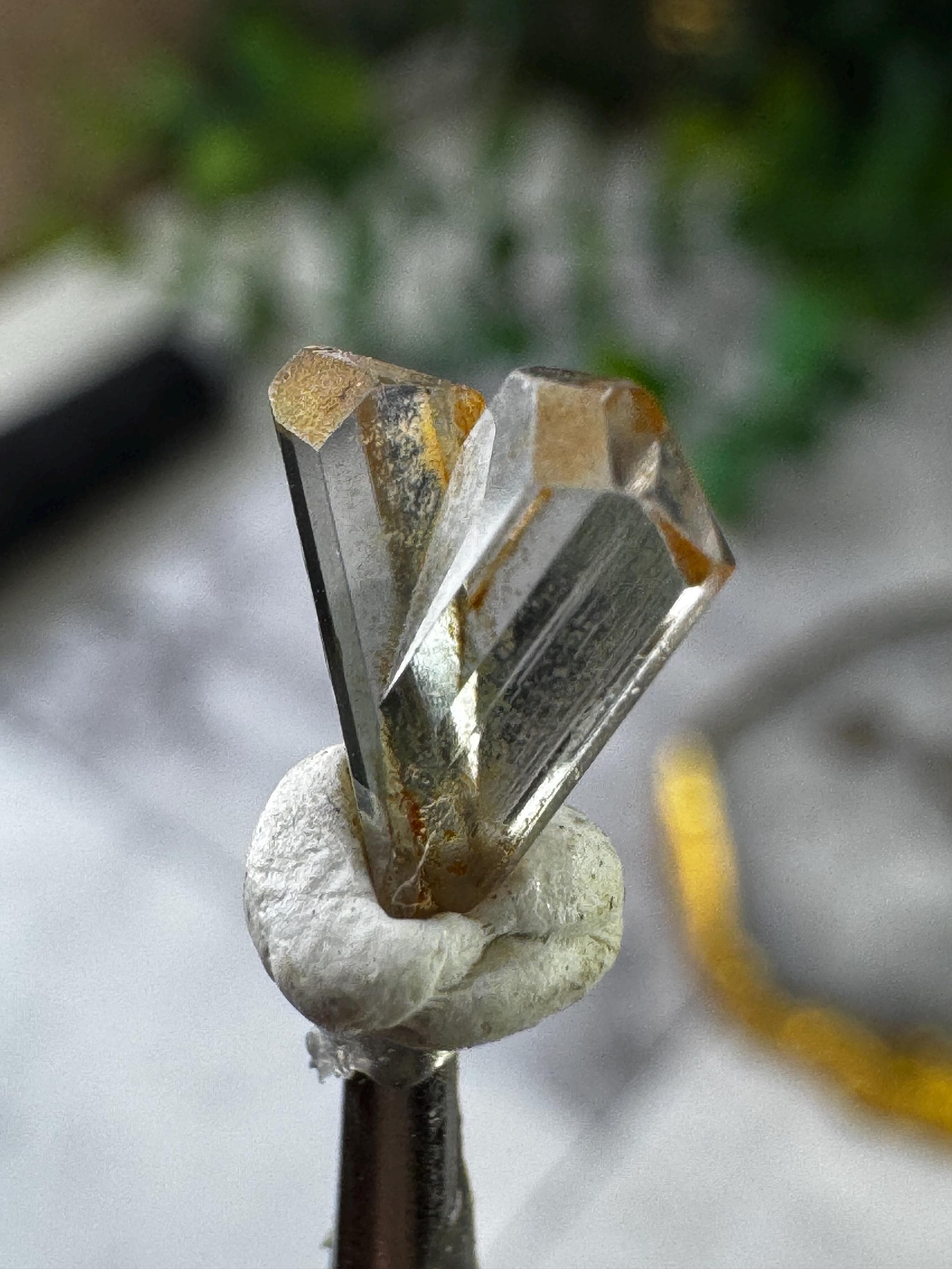 希少なズルタナイト双晶標本：トルコ産の色が変わるダイアスポア