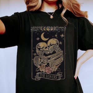 Tarot-Liebhaber die Liebhaber Shirt, Komfort Farben TShirt, Skeleton Liebhaber T-Shirt, himmlische Shirt, spirituelle Shirt, Tarot Geschenk, Dark Academia Emo