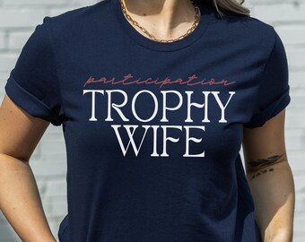 Teilnahme Trophäe Frau T-Shirt, Trophäe Frau Shirt, Softstyle T-Shirts, Grafik T-Shirts, Unisex Grafik T-Shirts, Lustige Frauen T-Shirts, Frau T-Shirt