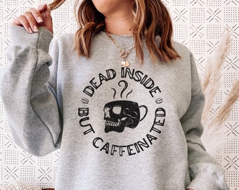 Sudadera con mensaje "Muerto por dentro pero con cafeína", camiseta con calavera, camiseta con mensaje "Muerto por dentro", camiseta con cafeína, camiseta con mensaje "Café", regalo para amantes del café, camiseta con mensaje "Café con esqueleto"
