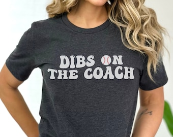 Dibs On The Coach Camiseta de béisbol Dibs On The Coach Camiseta de la esposa del entrenador Vida de la esposa del entrenador Camiseta divertida de los entrenadores Camiseta de la novia del entrenador
