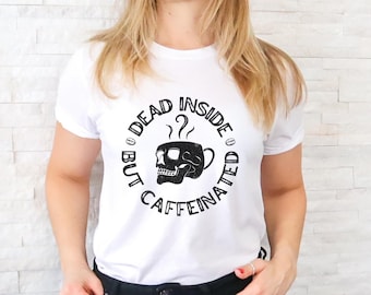 Camiseta con la frase "Muerto por dentro pero con cafeína", camiseta con calavera, camiseta con "Muerto por dentro", camiseta con cafeína, camiseta para amantes del café, adicto al café, regalo para amantes del café