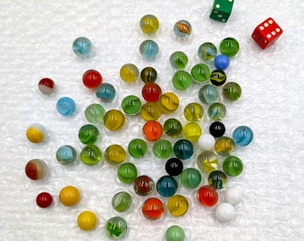 Lote variado de canicas de vidrio vintage: más de 60 canicas y 2 dados de juego.
