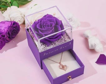 Rosa púrpura eterna preservada con collar de corazón