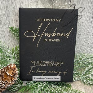 Peut inclure: Un journal rectangulaire noir avec une inscription en lettres dorées : LETTERS TO MY Husband IN HEAVEN, ALL THE THINGS I WISH I COULD TELL YOU, In loving memory of, et une zone de texte indiquant Loved one's name here.