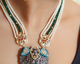 Etniskt långt halsband med Kundan-stenar och handgjorda utsmyckningar - Indiska smycken