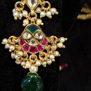 Paachi Kundan halsband i unik vacker stil med kombinationen av gröna och röda stenar - vacker studiodesign - Handgjorda indiska smycken bild 3