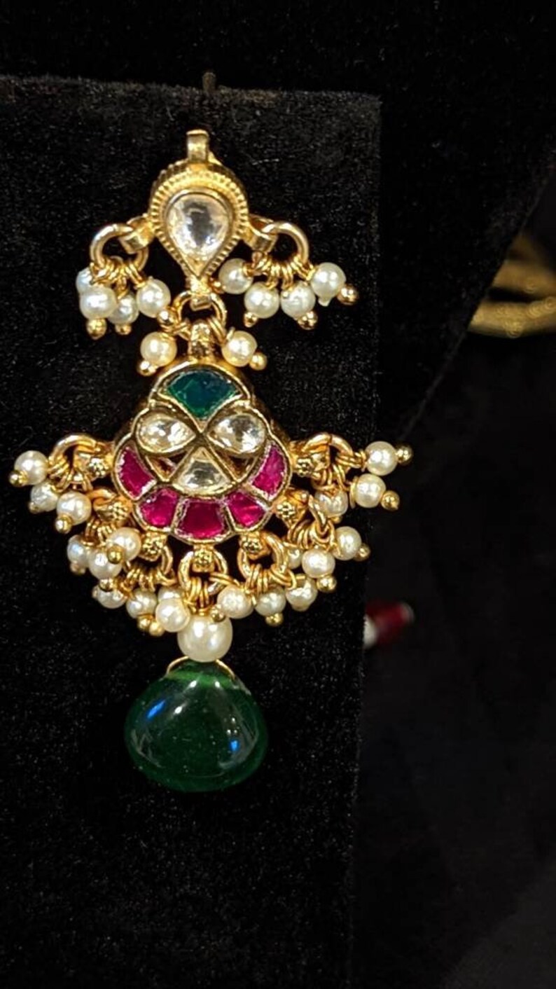 Paachi Kundan halsband i unik vacker stil med kombinationen av gröna och röda stenar - vacker studiodesign - Handgjorda indiska smycken bild 3