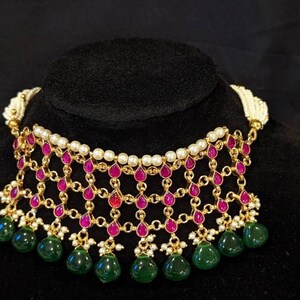 Paachi Kundan halsband i unik vacker stil med kombinationen av gröna och röda stenar - vacker studiodesign - Handgjorda indiska smycken bild 5