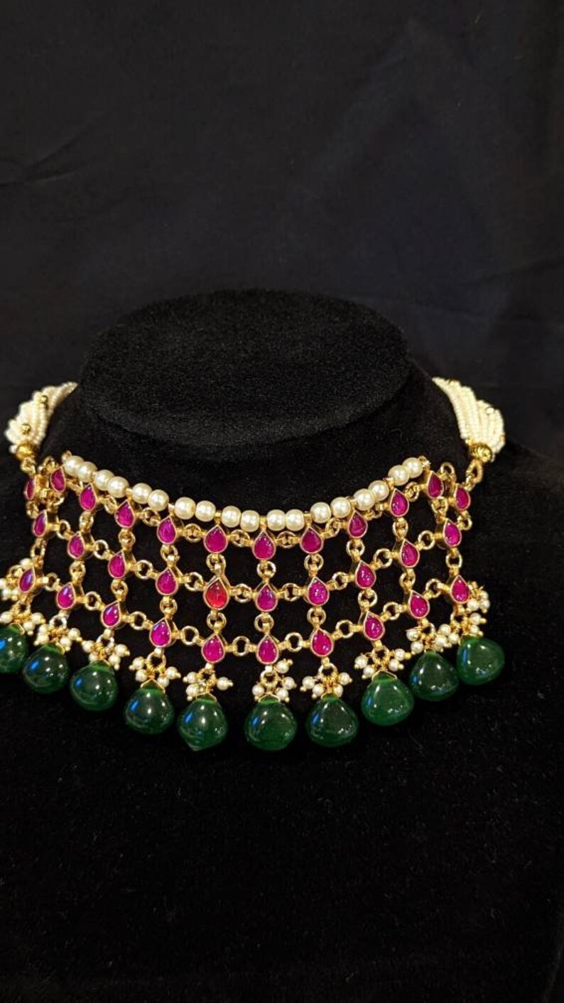 Paachi Kundan halsband i unik vacker stil med kombinationen av gröna och röda stenar - vacker studiodesign - Handgjorda indiska smycken bild 5