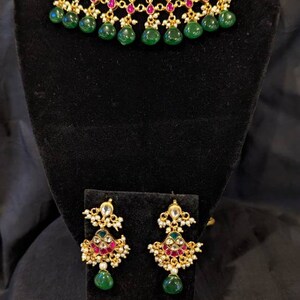 Paachi Kundan halsband i unik vacker stil med kombinationen av gröna och röda stenar - vacker studiodesign - Handgjorda indiska smycken bild 4