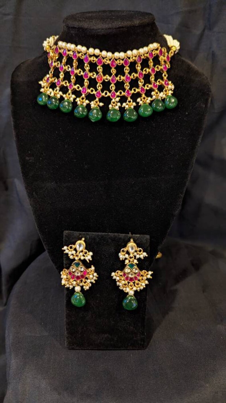 Paachi Kundan halsband i unik vacker stil med kombinationen av gröna och röda stenar - vacker studiodesign - Handgjorda indiska smycken bild 4