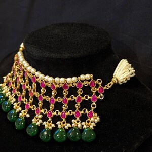 Paachi Kundan halsband i unik vacker stil med kombinationen av gröna och röda stenar - vacker studiodesign - Handgjorda indiska smycken bild 6