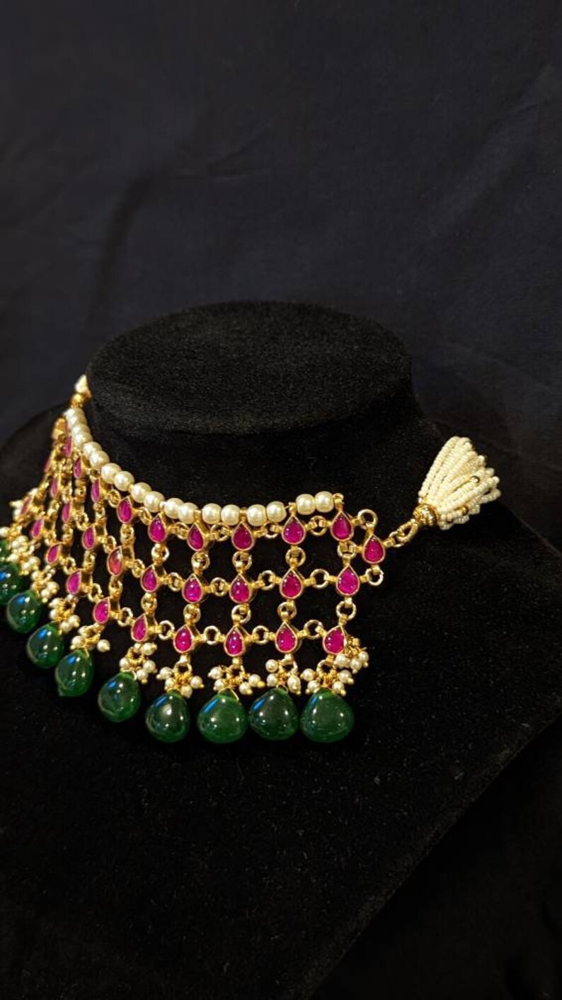Paachi Kundan halsband i unik vacker stil med kombinationen av gröna och röda stenar - vacker studiodesign - Handgjorda indiska smycken bild 6