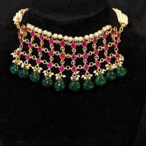 Paachi Kundan halsband i unik vacker stil med kombinationen av gröna och röda stenar - vacker studiodesign - Handgjorda indiska smycken bild 8