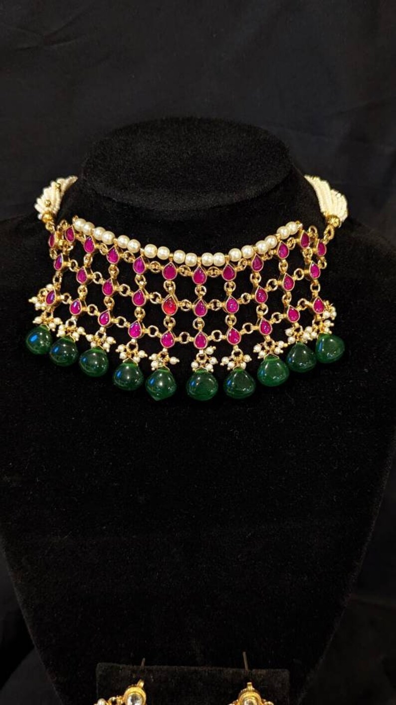 Paachi Kundan halsband i unik vacker stil med kombinationen av gröna och röda stenar - vacker studiodesign - Handgjorda indiska smycken bild 8