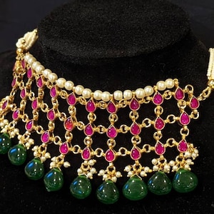 Paachi Kundan halsband i unik vacker stil med kombinationen av gröna och röda stenar - vacker studiodesign - Handgjorda indiska smycken bild 1